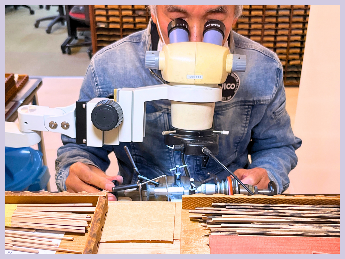 【保障できる】 Town, Japanese Tiny a In Artisans the of Some Crafting Are 弦楽器